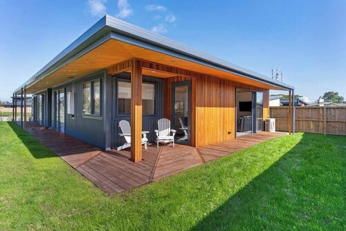 Custom designed holiday home, next to Cycleway.