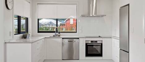 冰箱、微波炉、烤箱、炉灶