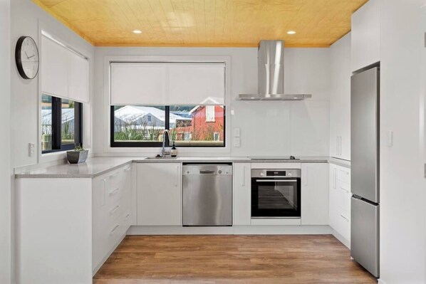 Køleskab, mikrobølgeovn, ovn, kogeplade