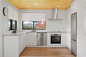 Jääkaappi, mikroaaltouuni, uuni, liesi