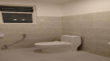 Regadera, regadera tipo lluvia, toallas, jabón