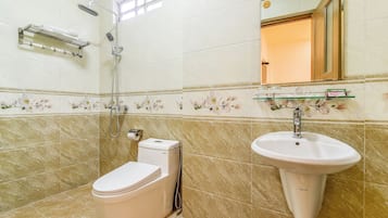 Familienzimmer | Badezimmer | Dusche, Handtรผcher