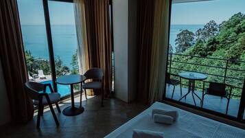Executive Double Room, 1 Queen Bed, Non Smoking, Sea View | Free WiFi, bed sheets