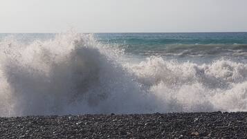 Vlak bij het strand, zwart zand