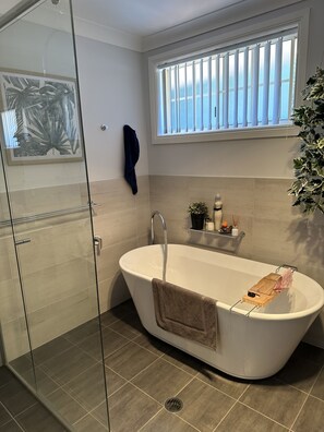 Shower, hair dryer, towels, soap - Family style home close to Terrigal beach (Terrigal)