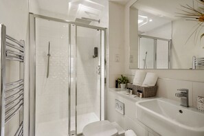 Shower, hair dryer, towels, soap - Central Bedford Modern Apartment with Parking, Gym (Bedford)