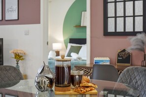 2 bedrooms, iron/ironing board, WiFi, bed sheets - Central Bedford Modern Apartment with Parking, Gym (Bedford)