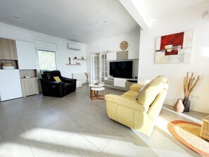 TV, fireplace - Ref. Alb30 - BEAUTIFUL AND SPACIOUS VILLA WITH POOL AND SEA VIEWS (Rosas / Roses)
