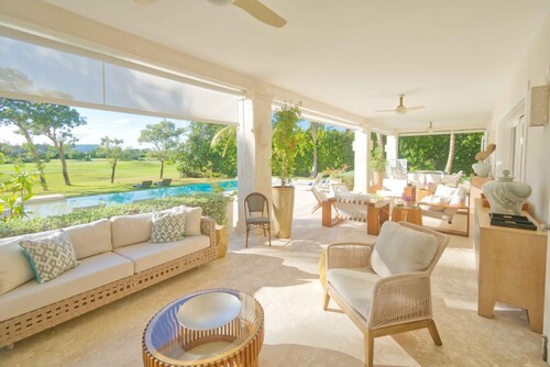 Modern Villa w Golf and Lake View in Beach Resort