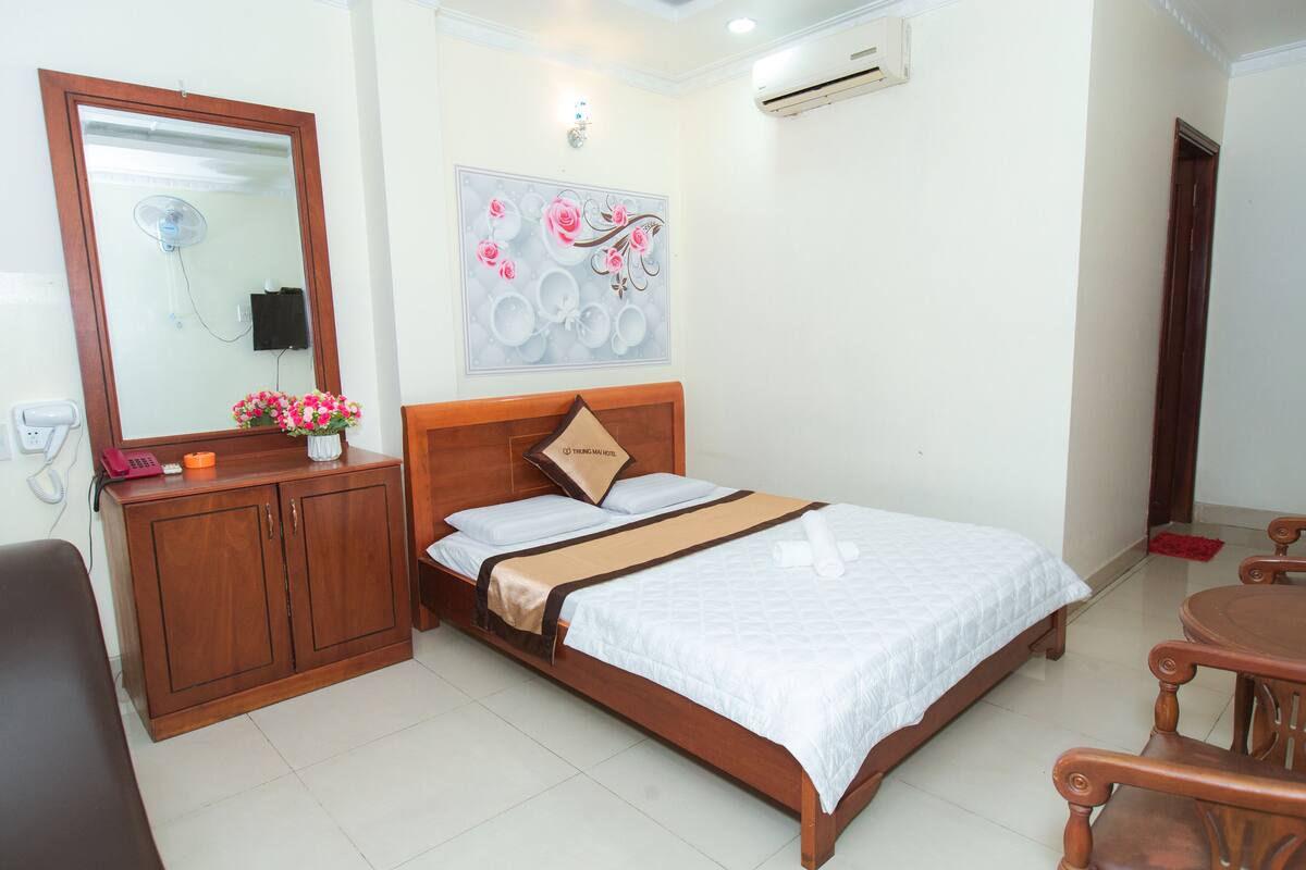 Desk, laptop workspace, free WiFi, bed sheets