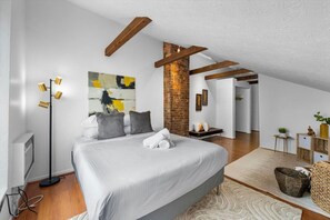 1 bedroom, desk, iron/ironing board, free WiFi - Charming Mt. Adams 1BR in Prime Location! (Cincinnati)