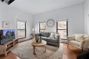 Smart TV - Charming Mt. Adams 1BR in Prime Location! (Cincinnati)