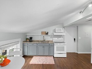 ثلاجة، ميكروويف، فرن، موقد طهي مسطح