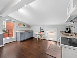 Fridge, microwave, oven, stovetop - Studio steps to Soccer and OTR / Downtown (Cincinnati)