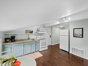 ثلاجة، ميكروويف، فرن، موقد طهي مسطح