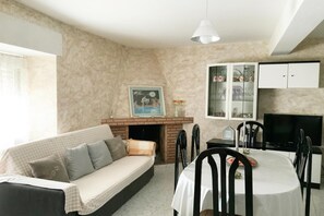 Smart TV, fireplace