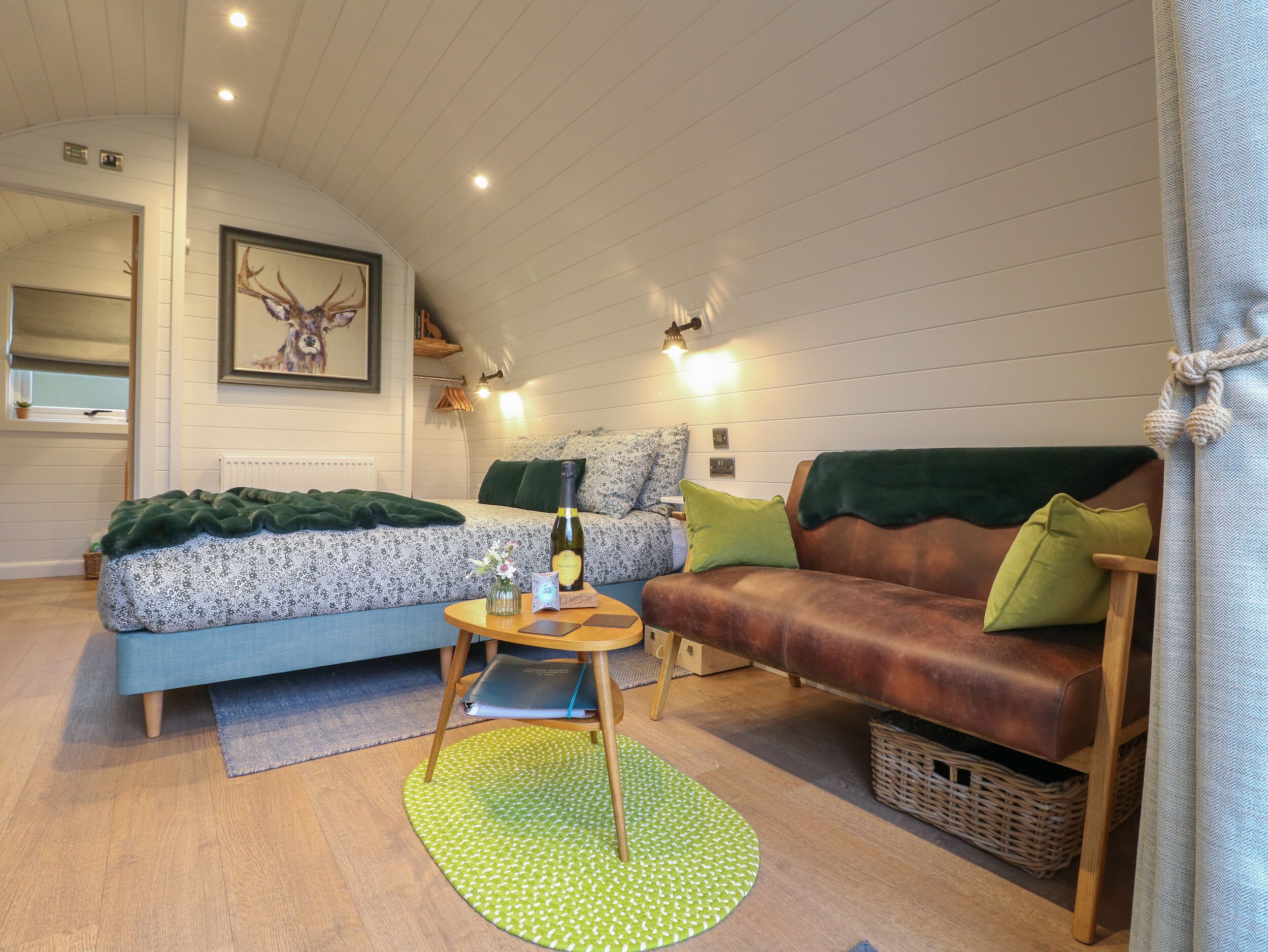 OH DEER, romantic, with hot tub in Ashbourne