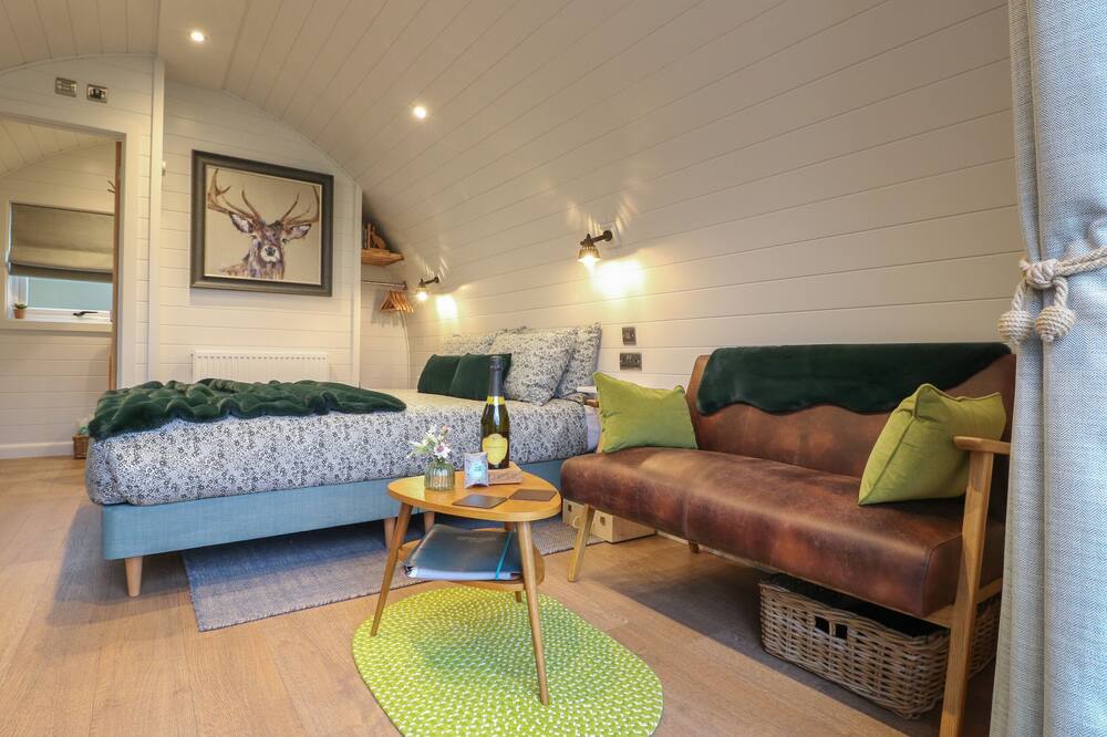 OH DEER, romantic, with hot tub in Ashbourne
