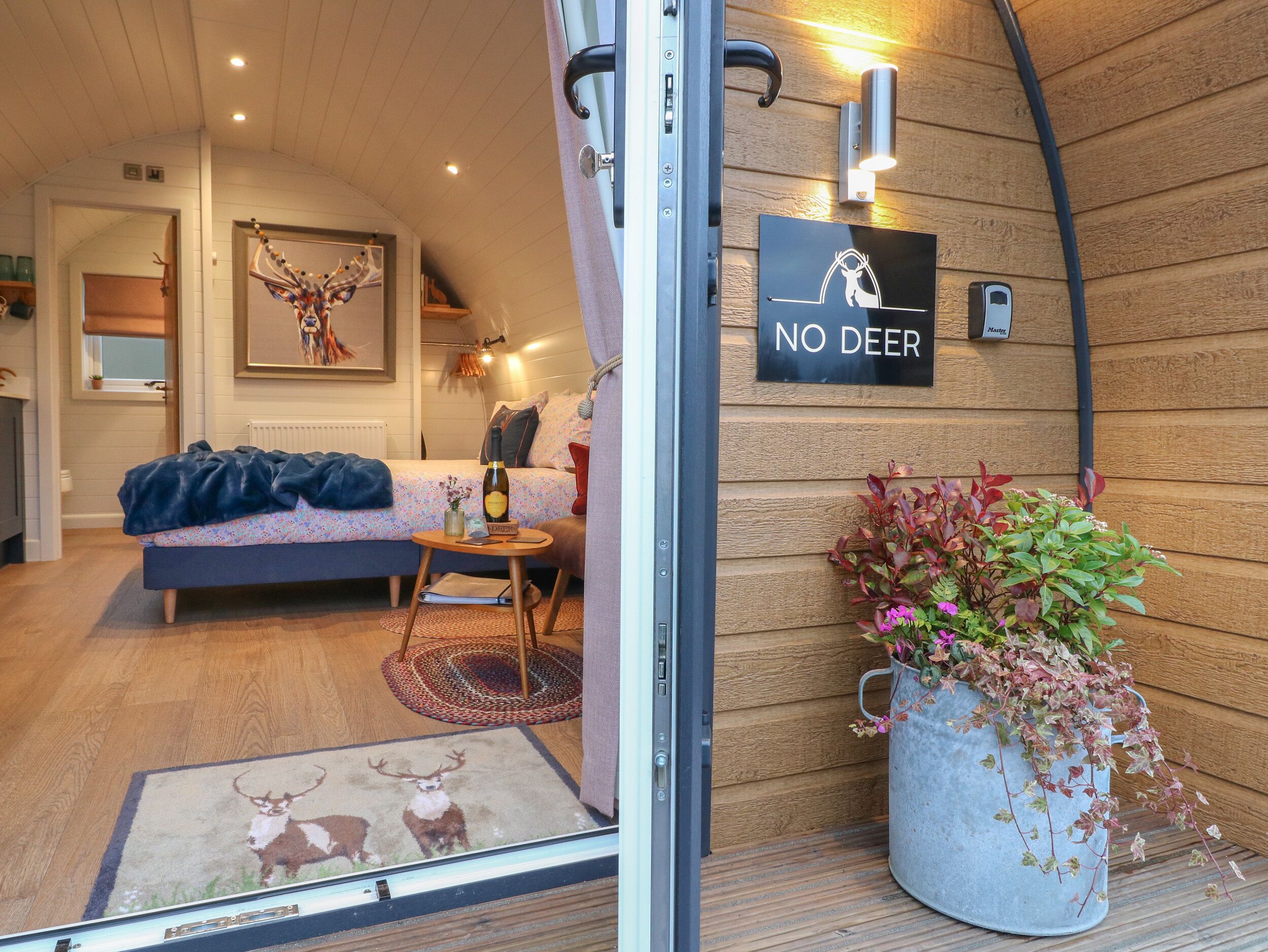 NO DEER, romantic, with hot tub in Ashbourne