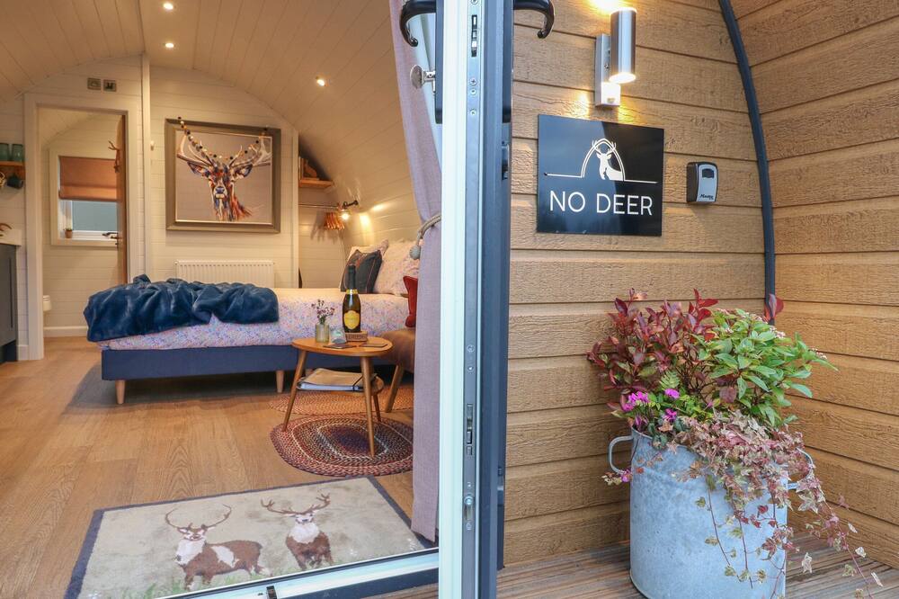 NO DEER, romantic, with hot tub in Ashbourne