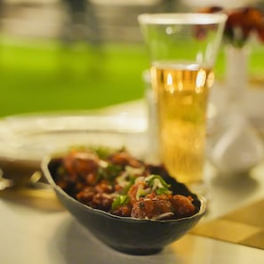 Un plato de comida y un vaso de bebida sobre una mesa.