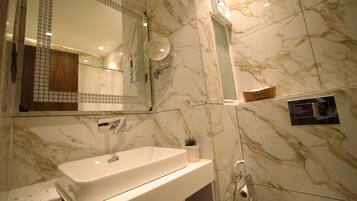 Executive Double Room | Bathroom | Shower, rainfall showerhead, free toiletries, hair dryer