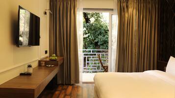 Executive Double Room | Minibar, in-room safe, iron/ironing board, free WiFi