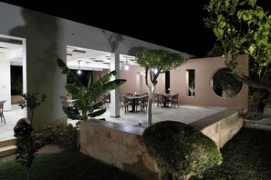 Outdoor dining - La Cite Hotel (Kefalonia)