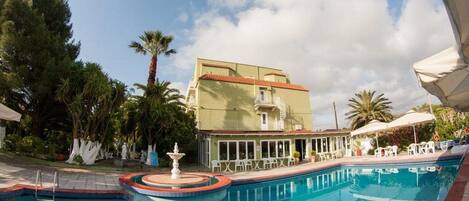 Hồ bơi ngoài trời