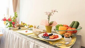 A breakfast buffet with various fruits, vegetables, and a vase of flowers. - Beautiful cottage in Styria near lake (No Deposit) (Eisenerz)