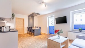 Un apartamento moderno con cocina, comedor y sala de estar.