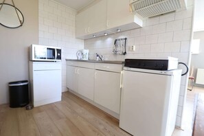 Réfrigérateur, micro-ondes, plaque de cuisson, cafetiÚre/bouilloire