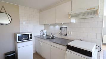 Een koelkast, een magnetron, een kookplaat