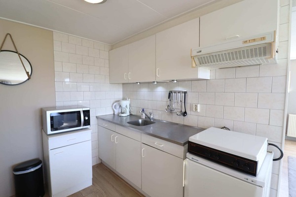 Kylskåp, mikrovågsugn, spishäll och kaffe- och tebryggare