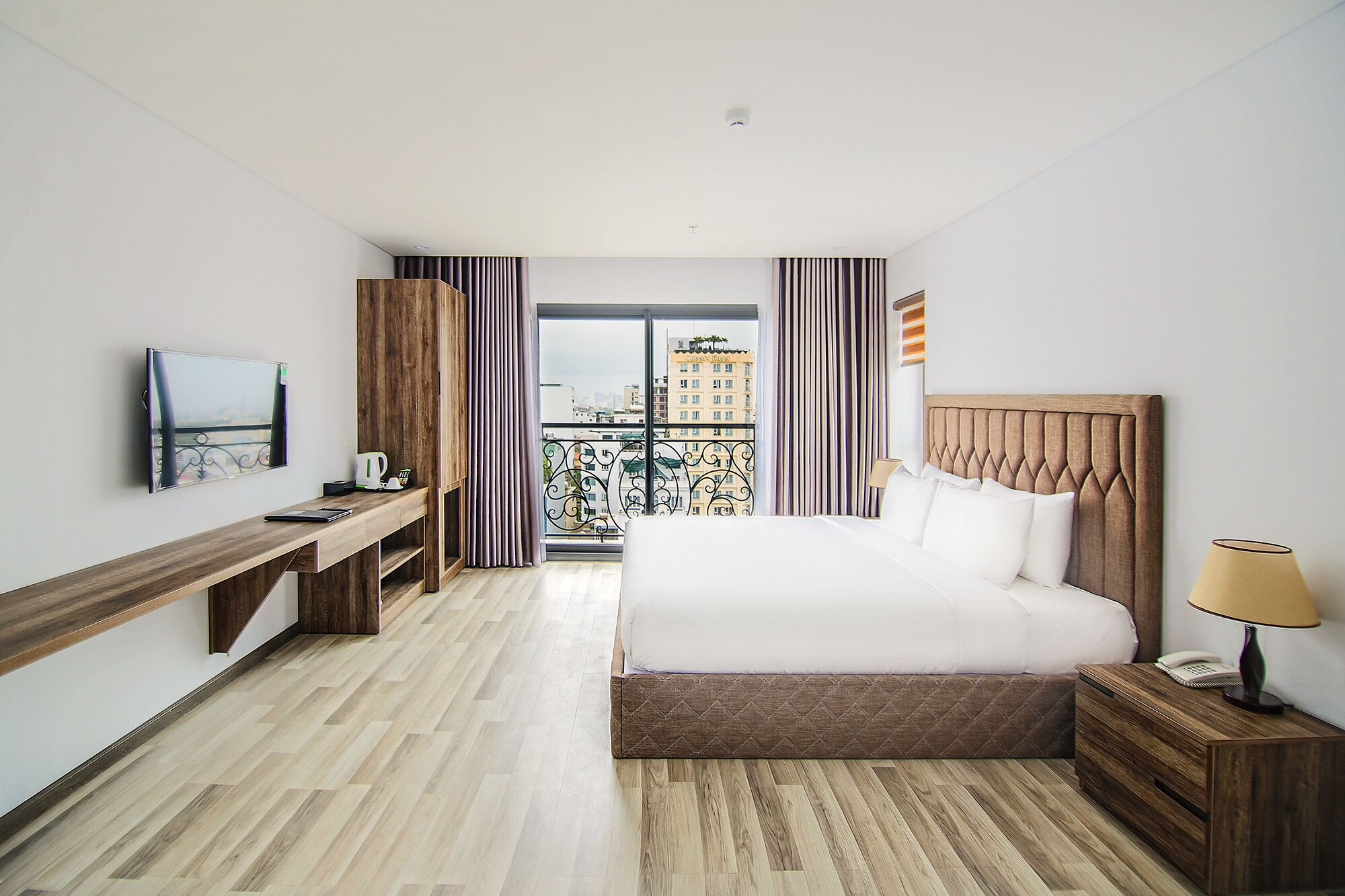 Design Double Room, 1 King Bed | Desk, soundproofing, iron/ironing board, free WiFi