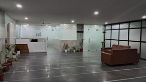 Lobby lounge - The Balcony Hotel (Hyderabad)