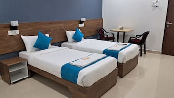 Deluxe Double or Twin Room | Peti besi dalam bilik, meja, ruang kerja komputer riba, Wi-fi percuma 