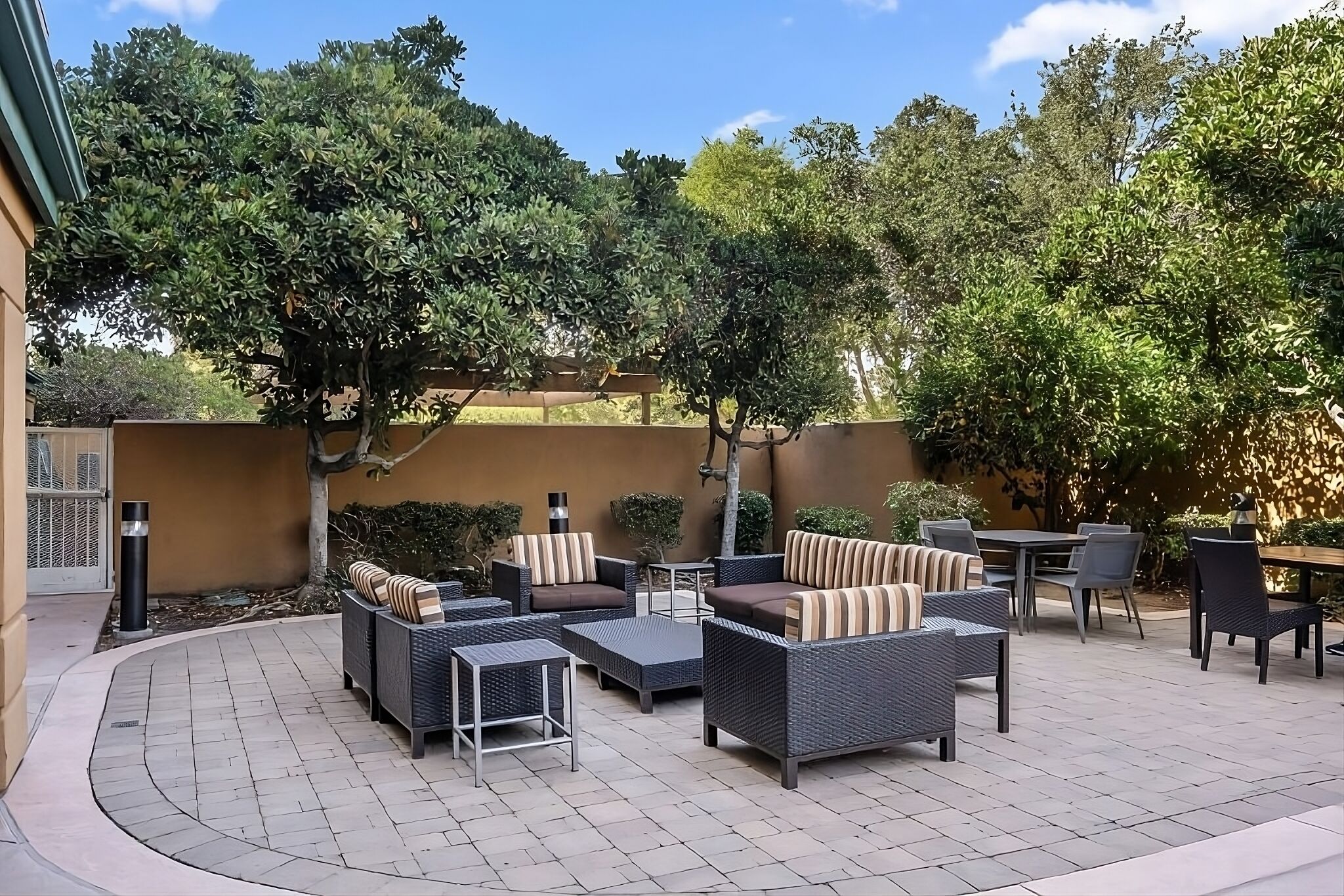 Experience a Relaxed Getaway! Pool, Free Parking, Minutes to Oakland Zoo!