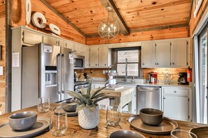 Fridge, oven, stovetop, dishwasher