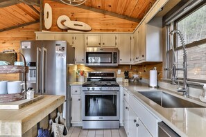 Réfrigérateur, un four, surface de cuisson, lave-vaisselle