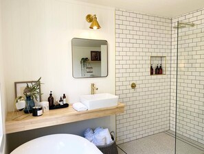 Shower, hair dryer, towels, soap - Beautiful Farmhouse in Laceys Creek (Laceys Creek)