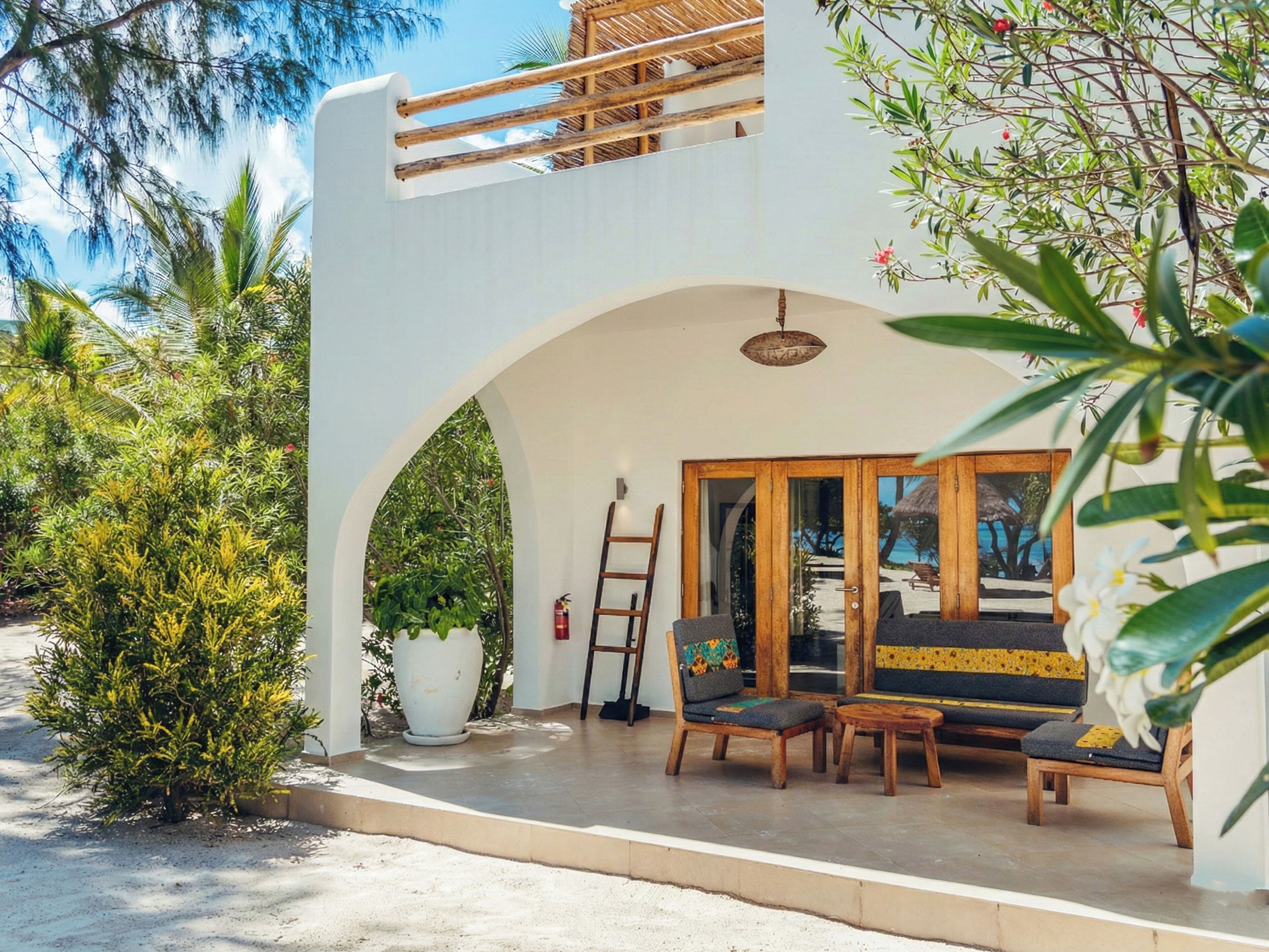 Brankas, didekorasi berbeda-beda, meja kerja, dan kedap suara