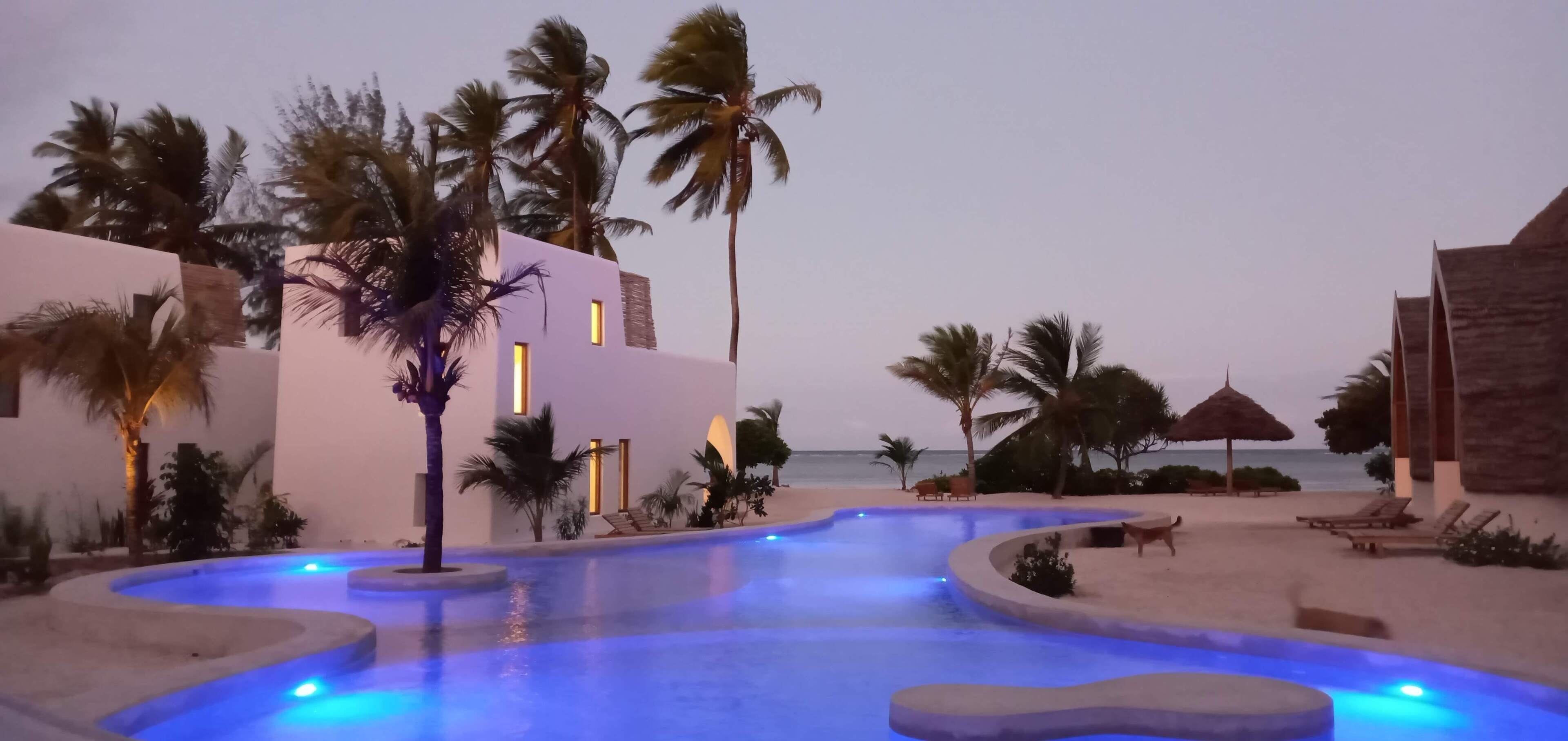 Piscine extérieure, parasols de plage, chaises longues
