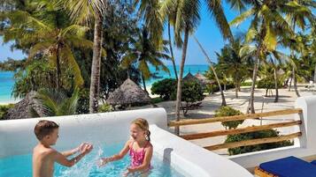 Piscine extérieure, parasols de plage, chaises longues