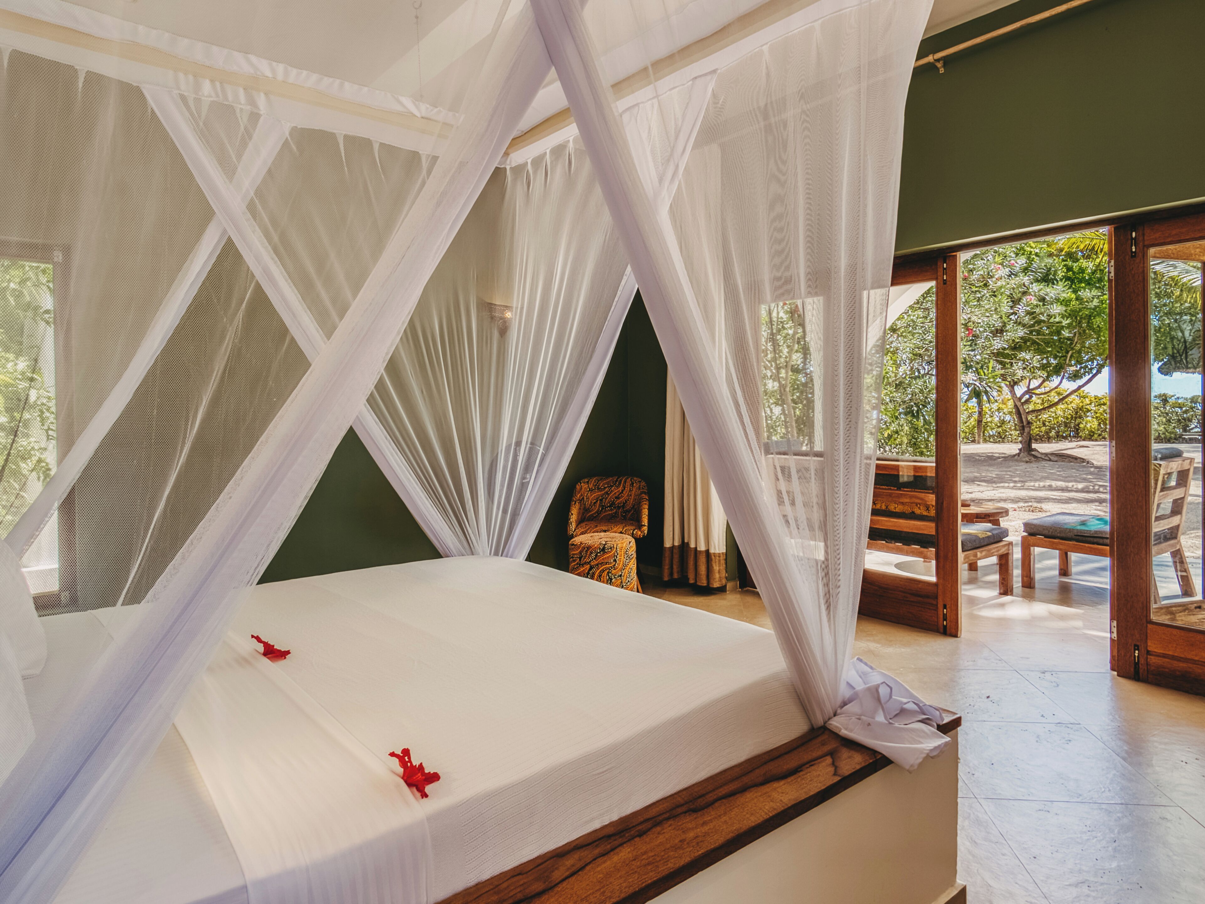 Caja de seguridad en la habitación y decoración personalizada 