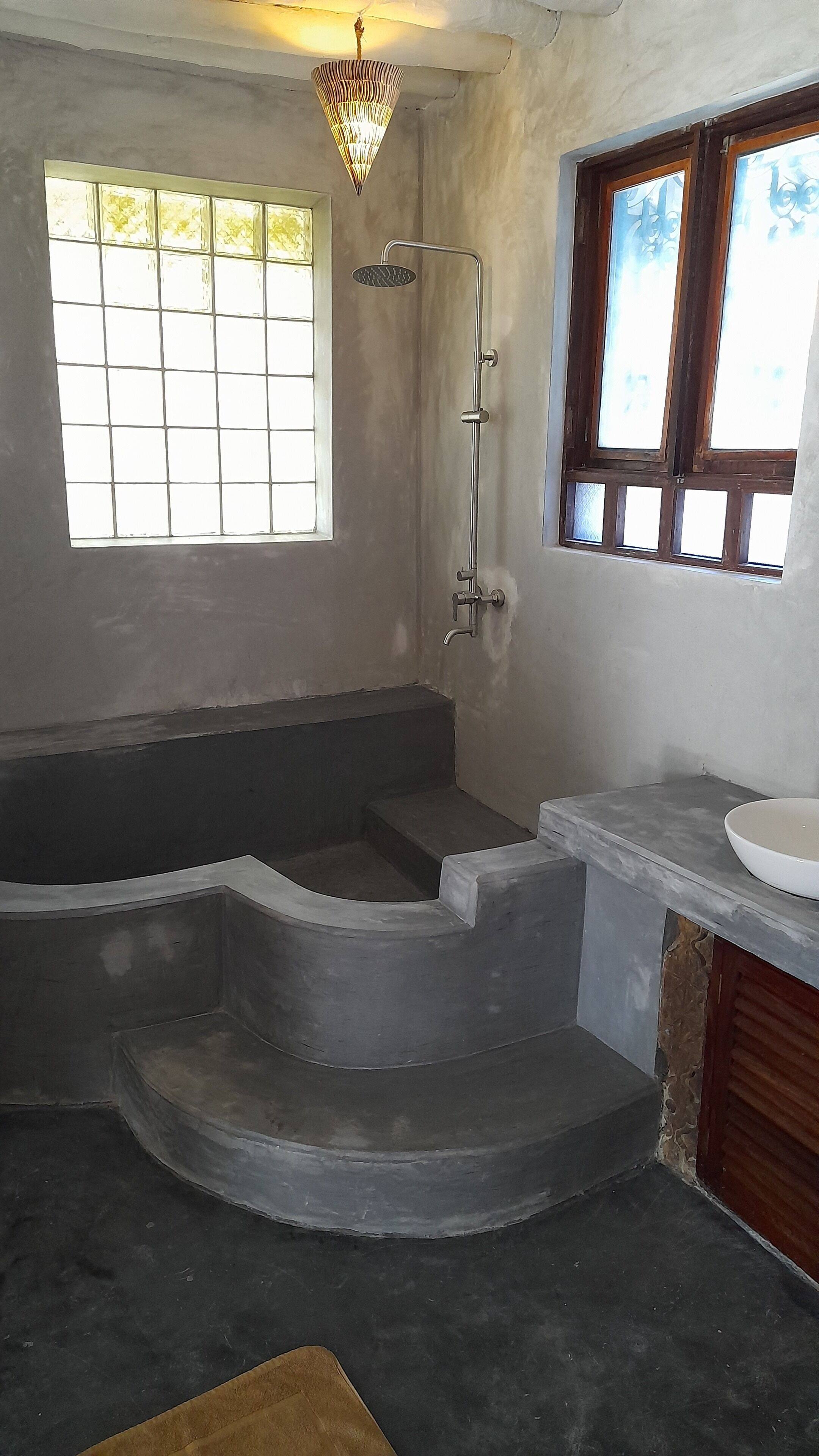 Family Villa (Maua) | Bathroom | Shower, rainfall showerhead, free toiletries, hair dryer