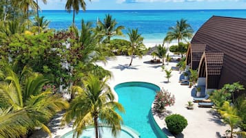 Hồ bơi ngoài trời, dù/ô trên bãi biển/hồ bơi, ghế dài tắm nắng