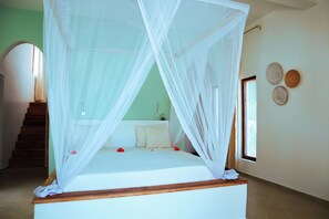 Caja de seguridad en la habitación y decoración personalizada 