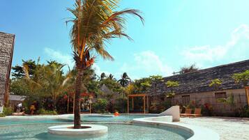 Hồ bơi ngoài trời, dù/ô trên bãi biển/hồ bơi, ghế dài tắm nắng