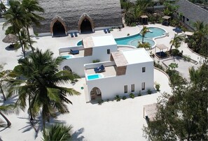 Outdoor pool, pool umbrellas, sun loungers - Kijani Beach Villas (Bwejuu)